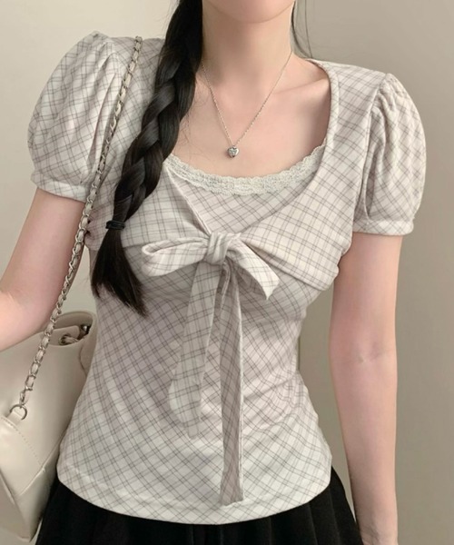 2ly2(トゥーリートゥー)の「チェック柄リボントップス レディース 半袖 パフスリーブ フィット(Tシャツ/カットソー・レディース・ホワイト/アイボリー/グレー・FREE)」の1枚目の写真
