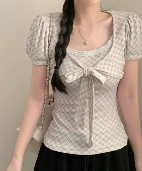 2ly2(トゥーリートゥー)の「チェック柄リボントップス レディース 半袖 パフスリーブ フィット(Tシャツ/カットソー・レディース・ホワイト/アイボリー/グレー・FREE)」の2枚目の写真