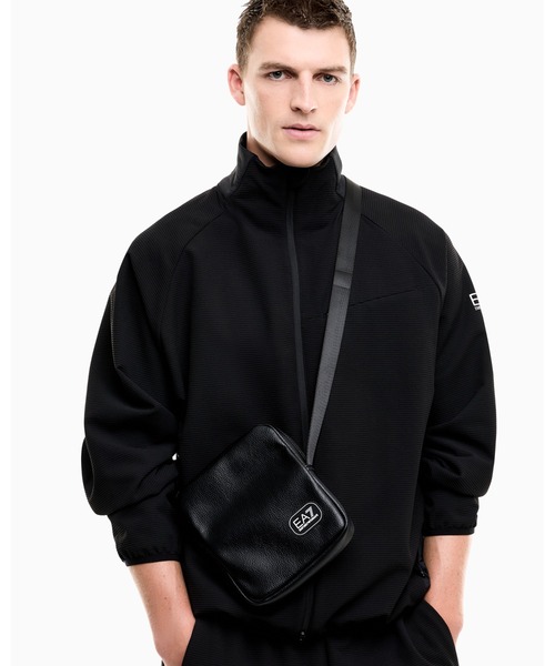 EMPORIO ARMANI EA7（エンポリオアルマーニイーエーセブン）の「<オンライン限定>【エンポリオ アルマーニ EA7】ジップ開閉 テクスチャード クロスボディバッグ（ショルダーバッグ・メンズ・ブラック・FREE）」の6枚目の写真