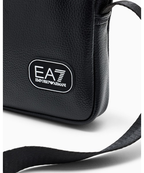 EMPORIO ARMANI EA7（エンポリオアルマーニイーエーセブン）の「<オンライン限定>【エンポリオ アルマーニ EA7】ジップ開閉 テクスチャード クロスボディバッグ（ショルダーバッグ・メンズ・ブラック・FREE）」の3枚目の写真