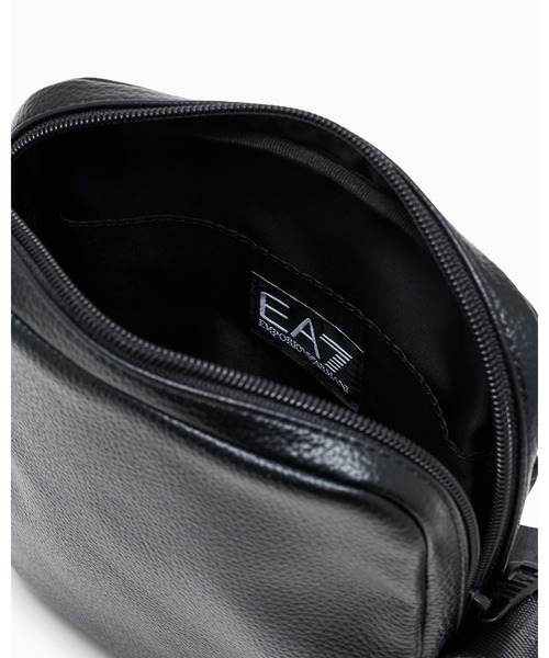 EMPORIO ARMANI EA7（エンポリオアルマーニイーエーセブン）の「<オンライン限定>【エンポリオ アルマーニ EA7】ジップ開閉 テクスチャード クロスボディバッグ（ショルダーバッグ・メンズ・ブラック・FREE）」の2枚目の写真