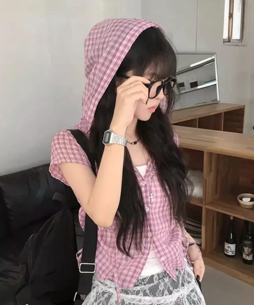 AVYL(アヴィル)の「フード付きチェック柄ショートシャツ/チェック柄 フード付き サイドドロスト ショート半袖シャツ(シャツ/ブラウス・レディース・ピンク/グレー/ブラック・M)」の3枚目の写真