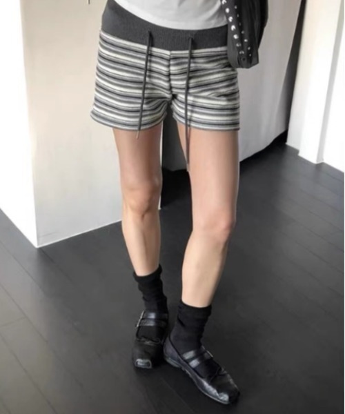 Vipoa(ヴィポア)の「ボーダーデザインショートパンツ(その他パンツ・レディース・ブラック/グレー・FREE)」の1枚目の写真