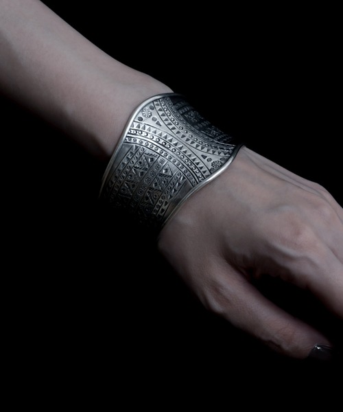 YArKA（ヤーカ）の「【YArKA×KAREN】collaboration bangle YK2410NGB5309（バングル/リストバンド・レディース・シルバー・FREE）」の2枚目の写真