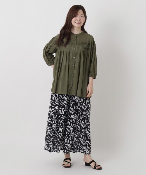 one'sterrace(ワンズテラス)の「【ワンズテラスオリジナル】リゾート レーヨンクレープ柄パンツ(その他パンツ・レディース・グリーン系その他6/ブラック系8/その他・02)」の4枚目の写真