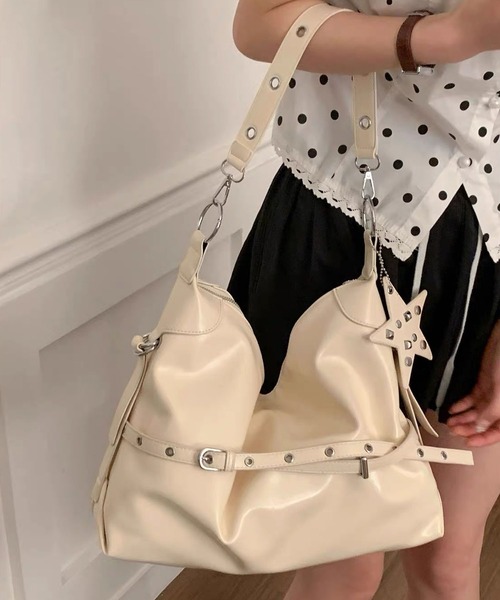LA VORAGINE(ラ ヴォラジネ)の「2way星チャーム付きバイカートートバッグ大容量(トートバッグ・レディース・Black/アイボリー/PINK・FREE)」の2枚目の写真