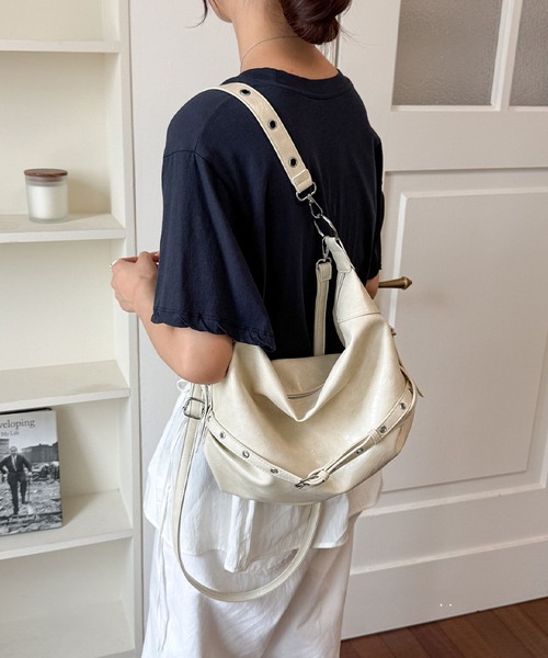 LA VORAGINE(ラ ヴォラジネ)の「2way星チャーム付きバイカートートバッグ大容量(トートバッグ・レディース・Black/アイボリー/PINK・FREE)」の11枚目の写真