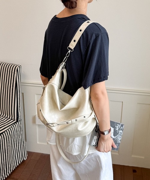 LA VORAGINE(ラ ヴォラジネ)の「2way星チャーム付きバイカートートバッグ大容量(トートバッグ・レディース・Black/アイボリー/PINK・FREE)」の12枚目の写真