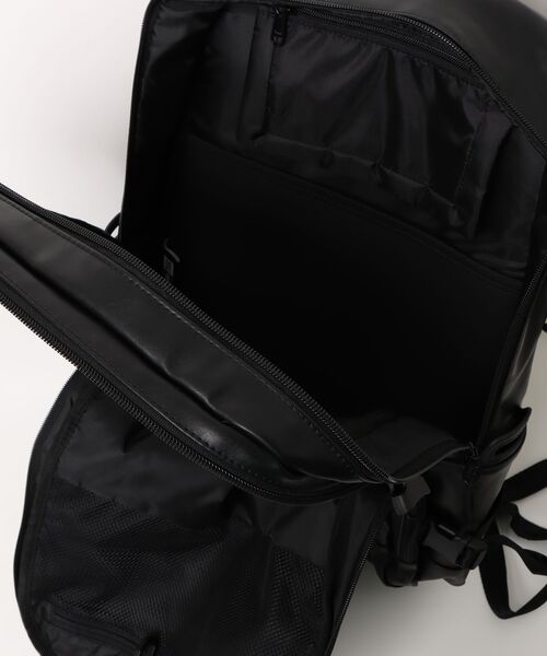 NEW ERA（ニューエラ）の「【NEW ERA/ニューエラ】スマートパック28L 02 シンセティックレザー ブラック（バックパック/リュック・メンズ・ブラック・FREE）」の4枚目の写真