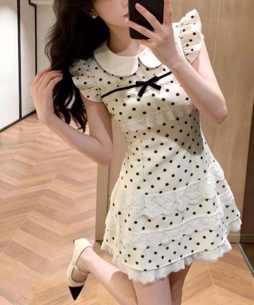 gossip!ロサンゼルス(ゴシップロサンゼルス)の「水玉柄 ピーターパンカラー フリルスリーブ レースヘム ミニワンピース(ワンピース・レディース・ホワイト・M/S)」の1枚目の写真