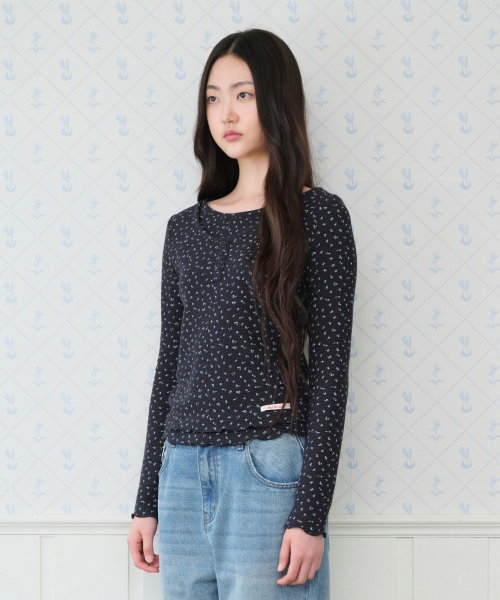 AMESWORLDWIDE（アメスワールドワイド）の「CLASSIC FLOWER HENLEY NECK LS TEE NAVY（Tシャツ/カットソー・レディース・その他・SMALL/MEDIUM）」の7枚目の写真