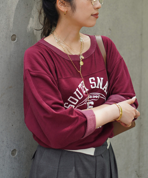AP STUDIO(エーピーストゥディオ)の「【athletic wear MASON】別注Rayon Football Tsh(Tシャツ/カットソー・レディース・ボルドー/ブラウン・FREE)」の2枚目の写真