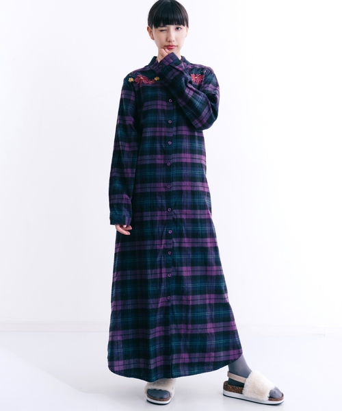 MERLOT（メルロー）の「刺繍入りチェック柄ロングシャツワンピース1238（シャツワンピース・レディース・パープル/レッド/グリーン・FREE）」の2枚目の写真
