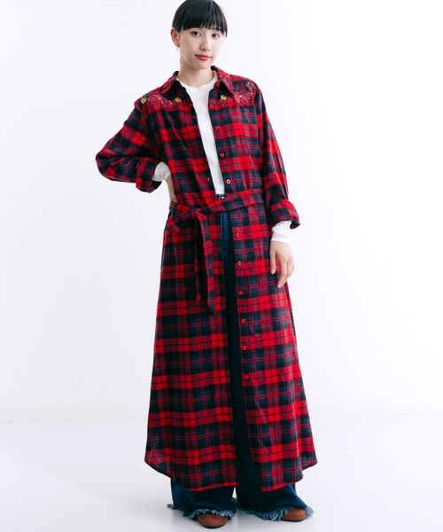 MERLOT（メルロー）の「刺繍入りチェック柄ロングシャツワンピース1238（シャツワンピース・レディース・パープル/レッド/グリーン・FREE）」の3枚目の写真