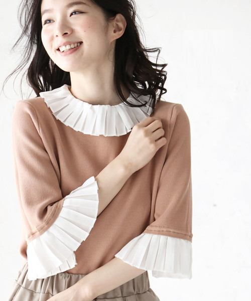 Cawaii カワイイ の ベージュのプリーツ白フリルが華やぐトップス Tシャツ カットソー Wear