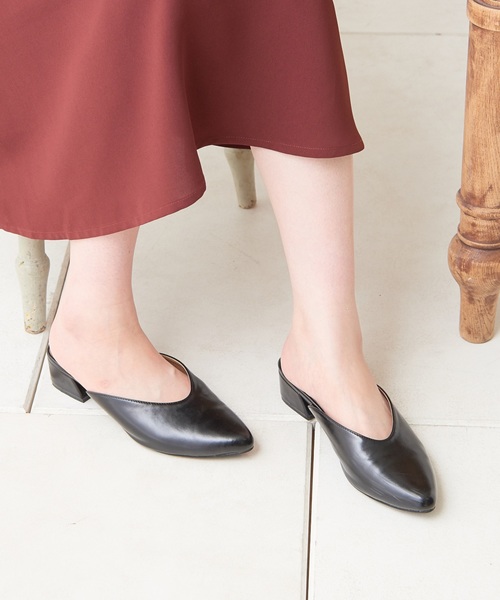 natural couture（ナチュラルクチュール）の「Vカットミュールパンプス（パンプス・レディース・ブラック/シルバーグレー/イエロー・M/L）」の2枚目の写真