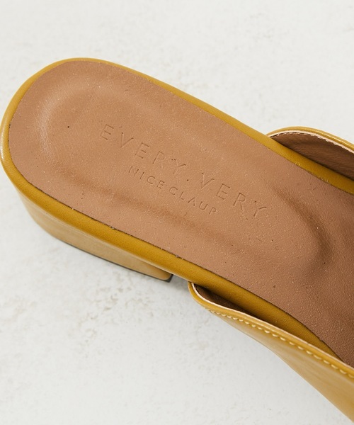 natural couture（ナチュラルクチュール）の「Vカットミュールパンプス（パンプス・レディース・ブラック/シルバーグレー/イエロー・M/L）」の9枚目の写真