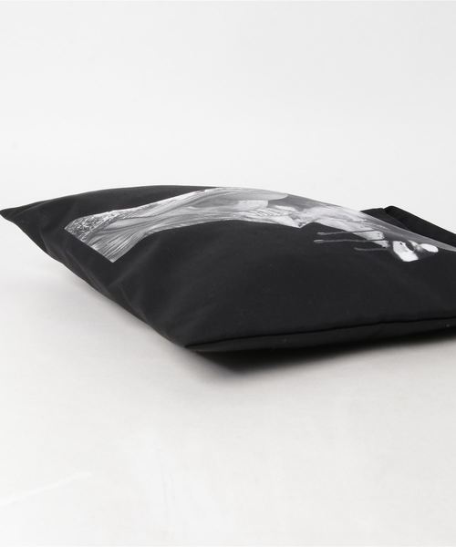 JOHN LAWRENCE SULLIVAN（ジョンローレンスサリバン）の「COLLAGE PRINTED TOTE BAG（トートバッグ・メンズ・ブラック・ONE SIZE）」の4枚目の写真