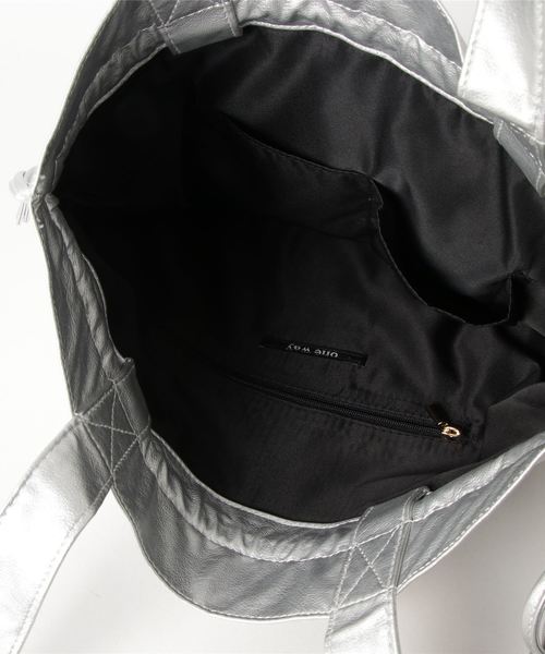 one way（ワンウェイ）の「PU巾着ロゴトート（トートバッグ・レディース・ライトグレー/ブラック/シルバー/ライトブラウン・FREE）」の5枚目の写真