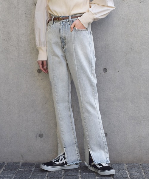 w closet（ダブルクローゼット）の「裾スリットフレアパンツ（デニムパンツ・レディース・ライトベージュ/ブルー/ケミカルウォッシュ/ラベンダー・FREE）」の4枚目の写真