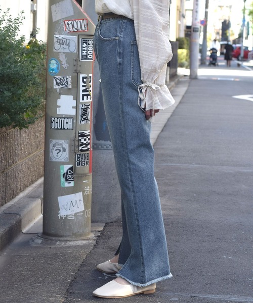 w closet（ダブルクローゼット）の「裾スリットフレアパンツ（デニムパンツ・レディース・ライトベージュ/ブルー/ケミカルウォッシュ/ラベンダー・FREE）」の5枚目の写真