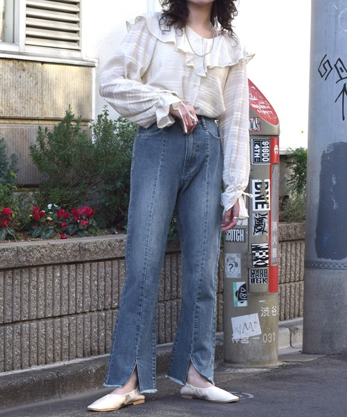 w closet（ダブルクローゼット）の「裾スリットフレアパンツ（デニムパンツ・レディース・ライトベージュ/ブルー/ケミカルウォッシュ/ラベンダー・FREE）」の6枚目の写真