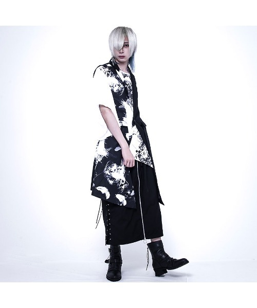 CIVARIZE(シヴァーライズ)の「『CIVARIZE』フレア袖変形アシメTシャツ(Tシャツ/カットソー・メンズ・ホワイト/ブラック・FREE)」の4枚目の写真