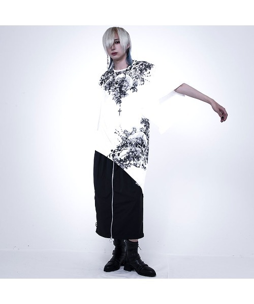 CIVARIZE(シヴァーライズ)の「『CIVARIZE』フレア袖変形アシメTシャツ(Tシャツ/カットソー・メンズ・ホワイト/ブラック・FREE)」の17枚目の写真