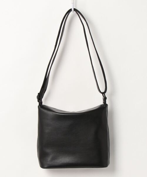 Daily russet(デイリー ラシット)の「【ani.】マグネットフラップショルダーバッグ(ショルダーバッグ・レディース・ブラック/ベージュ・FREE)」の4枚目の写真