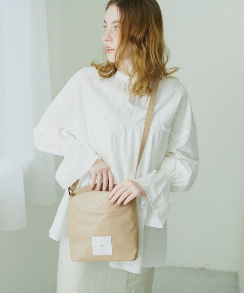 Daily russet(デイリー ラシット)の「【ani.】マグネットフラップショルダーバッグ(ショルダーバッグ・レディース・ブラック/ベージュ・FREE)」の2枚目の写真