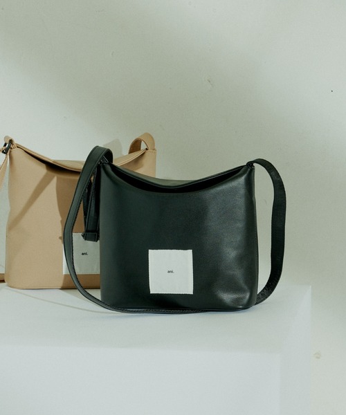 Daily russet(デイリー ラシット)の「【ani.】マグネットフラップショルダーバッグ(ショルダーバッグ・レディース・ブラック/ベージュ・FREE)」の1枚目の写真