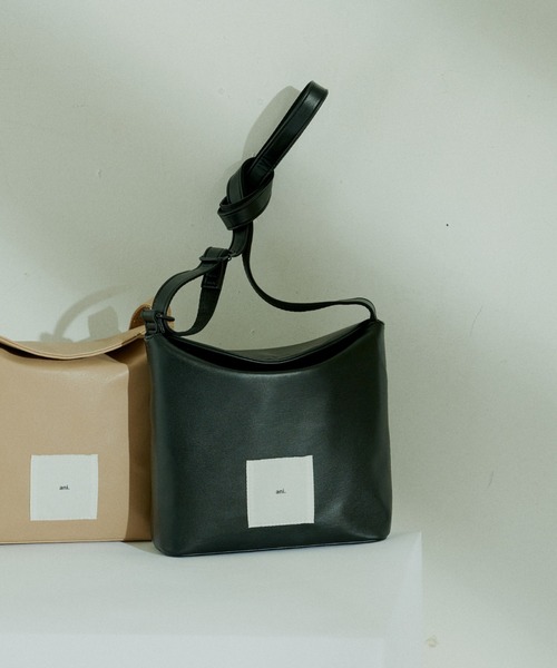 Daily russet(デイリー ラシット)の「【ani.】マグネットフラップショルダーバッグ(ショルダーバッグ・レディース・ブラック/ベージュ・FREE)」の8枚目の写真