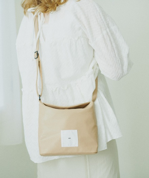 Daily russet(デイリー ラシット)の「【ani.】マグネットフラップショルダーバッグ(ショルダーバッグ・レディース・ブラック/ベージュ・FREE)」の16枚目の写真