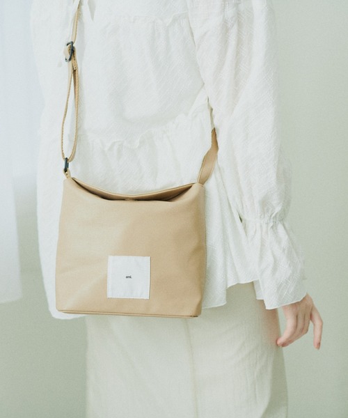 Daily russet(デイリー ラシット)の「【ani.】マグネットフラップショルダーバッグ(ショルダーバッグ・レディース・ブラック/ベージュ・FREE)」の17枚目の写真