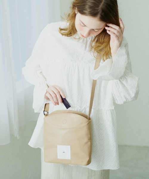 Daily russet(デイリー ラシット)の「【ani.】マグネットフラップショルダーバッグ(ショルダーバッグ・レディース・ブラック/ベージュ・FREE)」の21枚目の写真