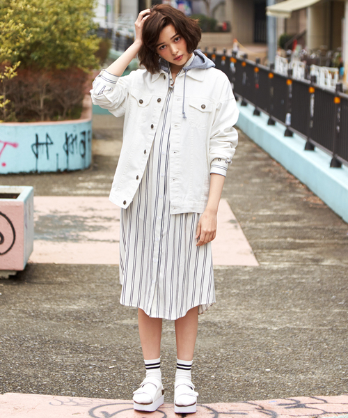 WEGO（ウィゴー）の「WEGO/フード付カットGジャン（デニムジャケット・レディース・ホワイト/ダークインディゴブルー/ライトインディゴブルー・FREE）」の16枚目の写真