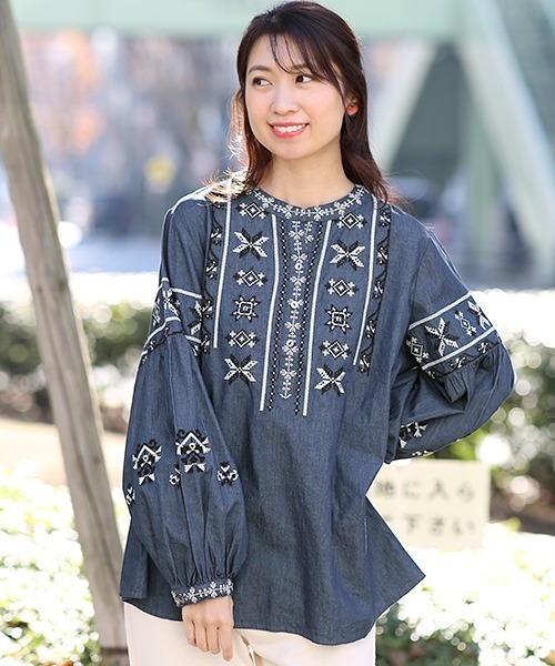 チチカカ（チチカカ）の「キカ刺繍プルオーバー（シャツ/ブラウス・レディース・カーキ/オレンジ/ブルー・FREE）」の2枚目の写真