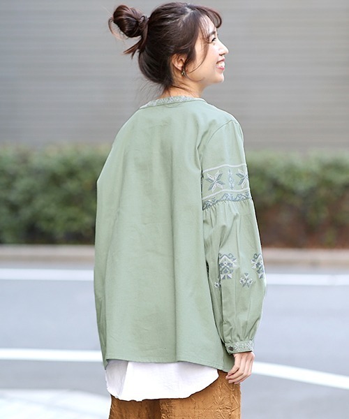 チチカカ（チチカカ）の「キカ刺繍プルオーバー（シャツ/ブラウス・レディース・カーキ/オレンジ/ブルー・FREE）」の4枚目の写真