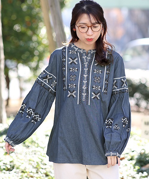 チチカカ（チチカカ）の「キカ刺繍プルオーバー（シャツ/ブラウス・レディース・カーキ/オレンジ/ブルー・FREE）」の7枚目の写真