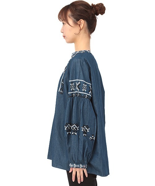 チチカカ（チチカカ）の「キカ刺繍プルオーバー（シャツ/ブラウス・レディース・カーキ/オレンジ/ブルー・FREE）」の11枚目の写真