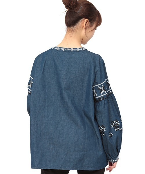 チチカカ（チチカカ）の「キカ刺繍プルオーバー（シャツ/ブラウス・レディース・カーキ/オレンジ/ブルー・FREE）」の5枚目の写真