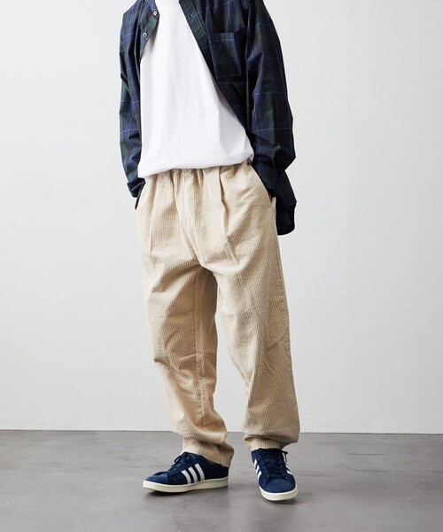 FREAK'S STORE（フリークスストア）の「【ワッペン付属】タックテーパード イージーパンツ/コーデュロイ/チノ（チノパンツ・メンズ・レオパード/その他15/ゴールド/ライトグレー/インディゴブルー/その他9/オフホワイト/ナチュラル/ネイビー/ブラウン/ダークブラウン/オリーブ/チャコールグレー/キャメル/ブラック/ベージュ/グレー・SMALL/MEDIUM/LARGE）」の10枚目の写真