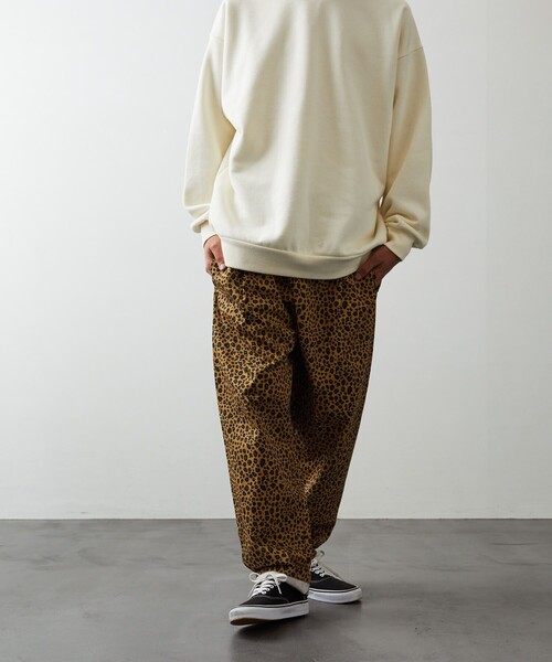 FREAK'S STORE（フリークスストア）の「【ワッペン付属】タックテーパード イージーパンツ/コーデュロイ/チノ（チノパンツ・メンズ・レオパード/その他15/ゴールド/ライトグレー/インディゴブルー/その他9/オフホワイト/ナチュラル/ネイビー/ブラウン/ダークブラウン/オリーブ/チャコールグレー/キャメル/ブラック/ベージュ/グレー・SMALL/MEDIUM/LARGE）」の16枚目の写真