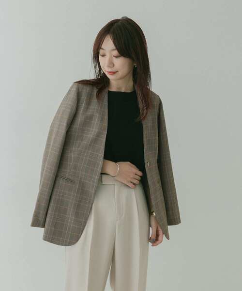 KBF+（ケービーエフプラス）の「KBF+　デザインベルトノーカラージャケット∴（ノーカラージャケット・レディース・ベージュ・ONE）」の6枚目の写真