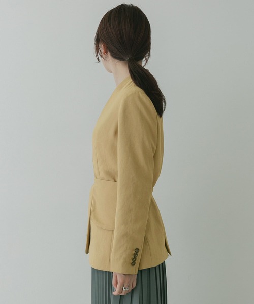 KBF+（ケービーエフプラス）の「KBF+　デザインベルトノーカラージャケット∴（ノーカラージャケット・レディース・ベージュ・ONE）」の2枚目の写真