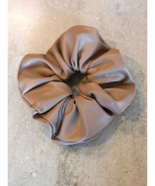 TRUNC（トランクエイティーエイト）の「Leather ChouChou（シュシュ・レディース・ベージュ/カーキ/アイボリー・FREE）」の6枚目の写真