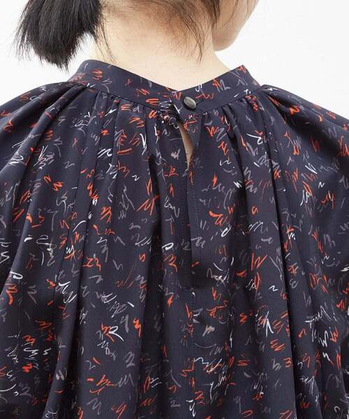 Liesse（リエス）の「レタードプリントギャザーブラウス（シャツ/ブラウス・レディース・ネイビー/ブルー・FREE）」の8枚目の写真