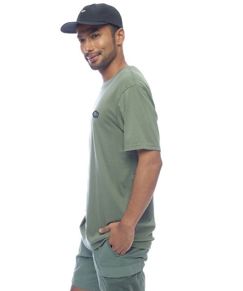 BILLABONG(ビラボン)の「BILLABONG メンズ 【A/Div.】 【Otis Carey COLLECTION】 ADIV OTIS JACK SS Tシャツ 【2022年春夏モデル】/ビラボン半袖Tシャツ(Tシャツ/カットソー・メンズ・モスグリーン・LARGE/MEDIUM)」の2枚目の写真