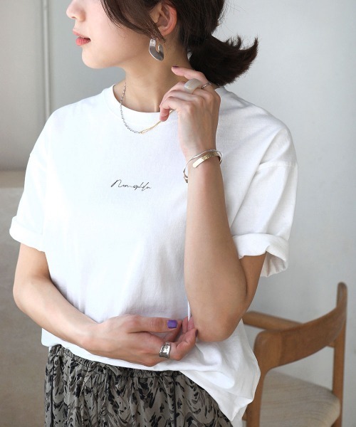 Bou Jeloud（ブージュルード）の「シンプルロゴラウンドスリットTシャツ（Tシャツ/カットソー・レディース・チャコールグレー/オフホワイト/カーキ・FREE）」の2枚目の写真