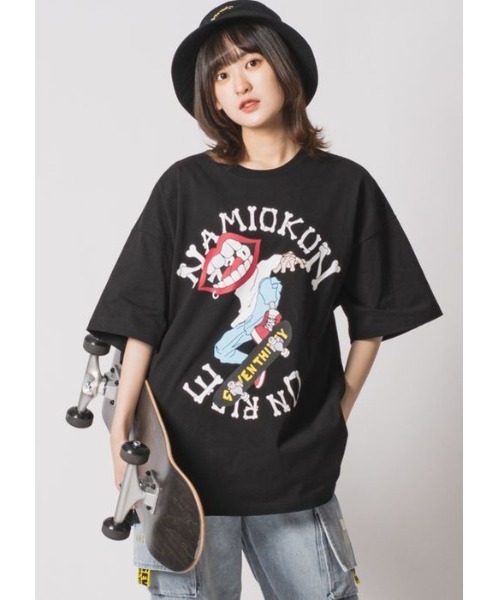 RE730(アールイーセブンサーティー)の「RE730 スケボーに乗ったなみおくん 半袖ビッグシルエットTシャツ(Tシャツ/カットソー・メンズ・ブラック/オフホワイト・MEDIUM/LARGE/X-LARGE)」の2枚目の写真